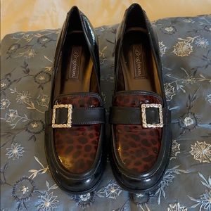 Beautiful loafers with 1.5” heel. Narrow.